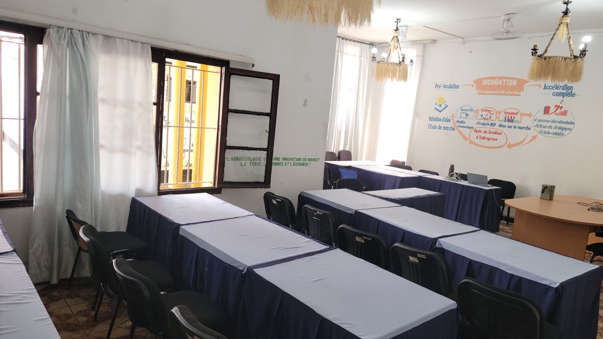 Tables disposées pour une formation